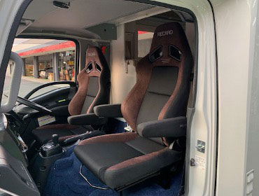 ISUZU�@SAKURA2�@�r�[�J���@�n�C�L���u2t�@4WD�@NMS88AN�i2023�N�j�@�Ɂ@RECARO�i���J���j�@SR-7F�@GU100H�@�u���E���@�V�[�g�q�[�^�t���@���A�[�����X�g�t���@�~���E�@����