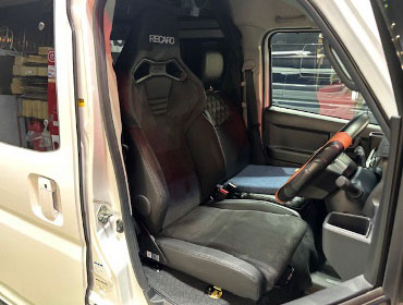 DAIHATSU�@�A�g���[�@S710�i2023�N�j�@�Ɂ@RECARO�i���J���j�@SR-C�@UT100H�@A/R�@BK�@�V�[�g�q�[�^�[�t���@����