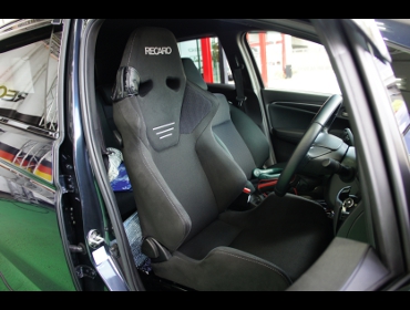 HONDA�@�t�B�b�g�@GK3�@13G�i2018�N�j�@�Ɂ@RECARO�i���J���j�@SR-6�@GK100S�@BK/BK�@����
