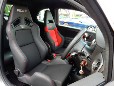 RECARO�i���J���V�[�g�j�@ABARTH595�@�R���y�e�B�c�B�I�[�l�Ƀ��J���@SR-7 Lassic BK���U�[�@����