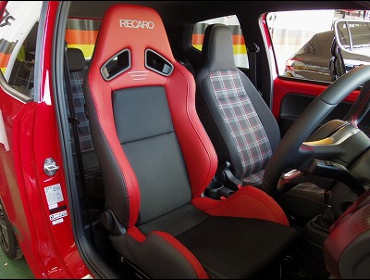 RECARO�i���J���V�[�g�j�@VW�i�t�H���N�X���[�Q���j�@UP!�@GTI�i2018�N�j�@�Ɂ@RECARO�i���J���j�@SR-7�@Lassic�@RED�@����
