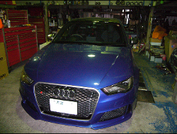 AUDI�@RS3�@�X�|�[�c�o�b�N�@8V�@�Ɂ@RECARO�i���J���j�@SR-7�@�A�h�o���X�G�f�B�V�����@�u���[�@����