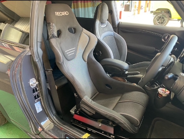 BMW�@MINI�@F56�i2020�N�j�@�Ɂ@RECARO�i���J���j�@RS-G�@GK�@BK/SIL�@�V�[�g�q�[�^�[�t���@����