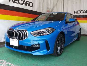 BMW�@118dM�X�|�[�c�@F40�i2021�N�j�@�Ɂ@RECARO�i���J���j�@�G���S���hMV�@BK�@����