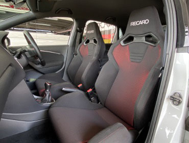 �t�H���N�X���[�Q���@�|���@6R�@DAJ�i2016�N�j�@�Ɂ@RECARO�i���J���j�@SR-S�@BK100�@BK/RED�@�~���E�@����