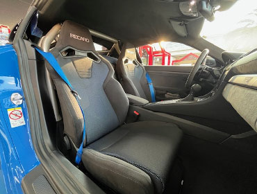 �|���V�F�@GT4RS�@982L40�i2024�N�j�@�Ɂ@RECARO�i���J���j�@SR-S�@BK100�@BK/�u���[�@���@SR-C�@BK100�@BK/�u���[�@�v���~�A���d�l�@����
