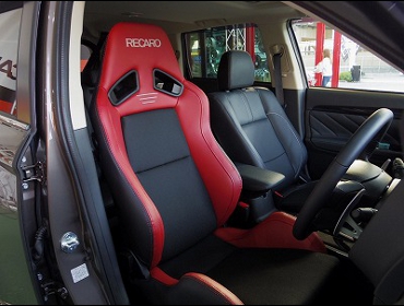 MITSUBISHI�@�A�E�g�����_�[�@PHEV�@GG2W�@�Ɂ@RECARO�i���J���j�@SR-7�@Lassic�@RED�@�V�[�g�q�[�^�[�t���@����