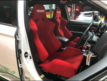 MITSUBISHI�@�A�E�g�����_�[PHEV�@GG3W�i2019�N�j�@�Ɂ@RECARO�i���J���j�@SR-6�@KK100S�@RED�@�~���E�@����