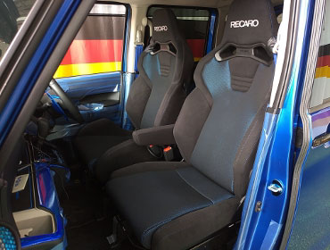 MITSUBISHI�@�f���J�~�j�i2023�N�j�@�Ɂ@RECARO�i���J���j�@SR-S�@BK H BK/�u���[�@�V�[�g�q�[�^�[���@���@SR-C BK H BK/�u���[�@�V�[�g�q�[�^�[�t���@����