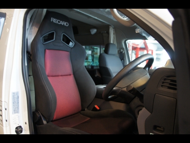 RECARO�i���J���V�[�g�j�@NISSAN�@�L�����o���@NV350�Ƀ��J���@SR-7F SK100�@BK/RED�@����