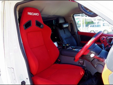 NISSAN�@NV350�L�����o���@E26��RECARO�i���J���jSR-7F�@KK100�@RED�@����