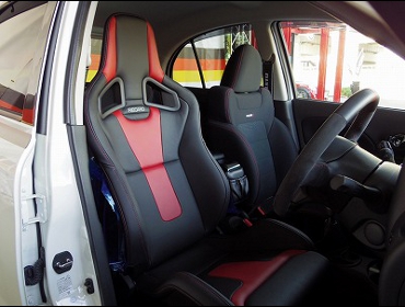 NISSAN�@�}�[�`�@K13���@�Ɂ@RECARO�i���J���j�V�[�g�@�X�|�[�c�X�^�[���~�e�b�h�G�f�B�V�����@RED�@�J�[�{���o�b�N�V�F���@����