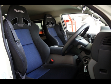 NISSAN�@�L�����o���@NV350�@�Ɂ@RECARO�i���J���j�@SR-7F�@GK100�@BK/BL�@�~2�r�@����