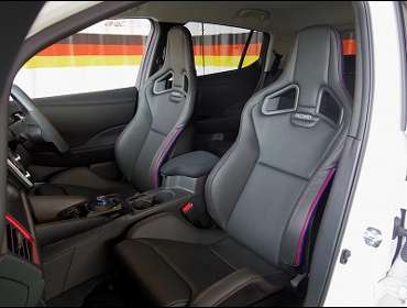 NISSAN�@���[�t�@�j�X���@ZE1�i2018�N�j�@�Ɂ@RECARO�i���J���j�@�X�|�[�c�X�^�[LL100H���U�[SE�@BK���U�[�iRED/BL���C���j�@�~2�r�@����