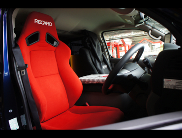 NISSAN�@NV350�L�����o���@VR2E26�i2017�N�j�@�Ɂ@RECARO�i���J���j�@SR-7F�@KK�@RED�@A/R�@����