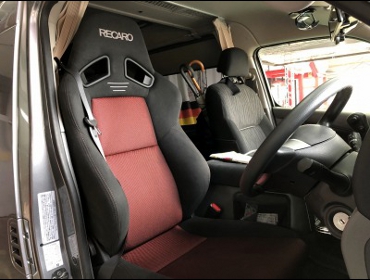 NISSAN�@NV350�L�����o���@E26�i2018�N�j�@�Ɂ@RECARO�i���J���j�@SR-7F�@GK100�@BK/RED�@����