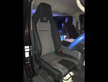 NISSAN�@NV350�L�����o���@�Ɂ@RECARO�i���J���j�@LX-F�@IN110�@BK�@����