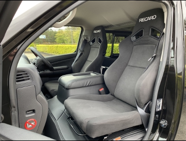 NISSAN�@NV350�L�����o���@�Ɂ@RECARO�i���J���j�@SR-7F�@KK100�@BK�@�~���E�@����
