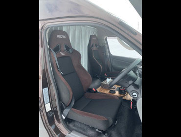 NISSAN�@NV350�L�����o���@�n�C���[�t���C�hDX�i�Ᏸ�@6�l���j�@�Ɂ@RECARO�i���J���j�@SR-7F�@GU100�@�u���E���@�~���E�@����