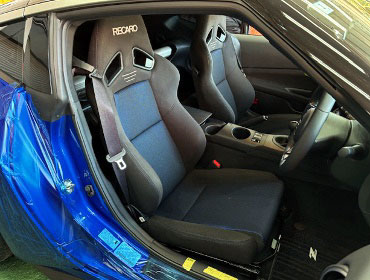 NISSAN�@�t�F�A���f�BZ�@RZ34�i2024�N�j�@�Ɂ@RECARO�i���J���j�@SR-7F�@GK100H�@BK/�u���[�@�V�[�g�q�[�^�[�t���@�~���E�@����