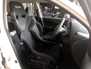 NISSAN�@�}�[�`�@K13���i2015�N�j�@�Ɂ@RECARO�i���J���j�@RS-G�@GK�@BK/BK�@�V�[�g�q�[�^�[�t���@����