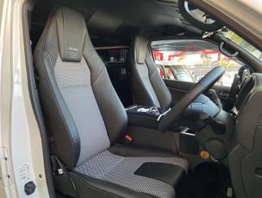 NISSAN�@�L�����o���@VR2E26�i2022�N�j�@�Ɂ@RECARO�i���J���j�@LX-F�@WL110H�@BK�@�V�[�g�q�[�^�[�t���@�~���E�@����