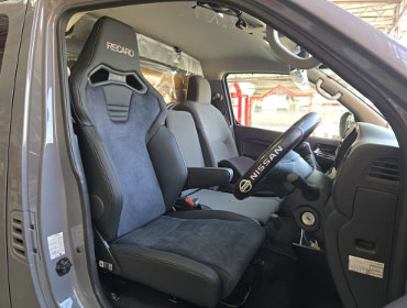 NISSAN�@�L�����o���@�d26�i2023�N�j�@�Ɂ@RECARO�i���J���j�@SR-C�@UT100�@A/R�@BK�@����