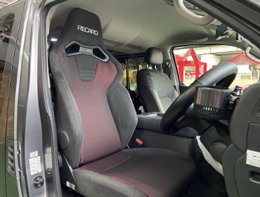 NISSAN�@�L�����o���@3DF-VN2E26�i2023�N�j�@�Ɂ@RECARO�i���J���j�@SR-C�@BK100�@A/R�@BK/RED�@����