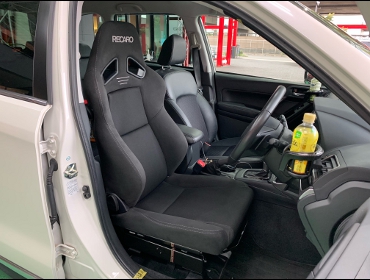 SUBARU�@�t�H���X�^�[�@SJG�i2017�N�j�@�Ɂ@RECARO�i���J���j�@SR-7F�@GK100�@BK/BK�@�V�[�g�q�[�^�[�t���@����