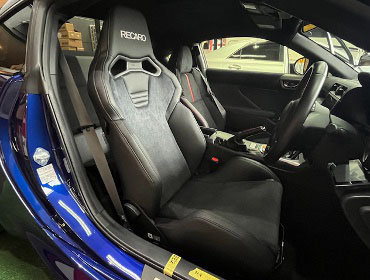 SUBARU�@BRZ�@ZD8�i2021�N�j�@�Ɂ@RECARO�i���J���j�@SR-S�@UT100H�@BK�@���ʃV���[�g�J�b�g���H�@����