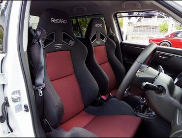 RECARO�i���J���V�[�g�j�@SUZUKI�@�X�C�t�g�X�|�[�c�@ZC32S�Ƀ��J���@SR-7�@GK100�@BK/RED�@�~2�r�@����