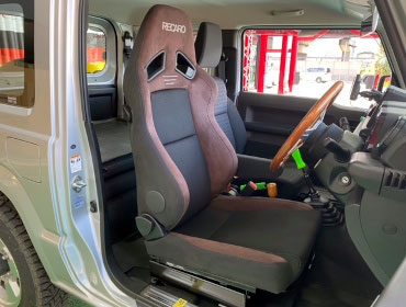 SUZUKI�@�W���j�[�@JB64�i2019�N�j�@�Ɂ@RECARO�i���J���j�@SR-7F�@GU100�@�u���E���@����