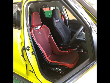 SUZUKI�@�X�C�t�g�X�|�[�c�@ZC33S�i2018�N�j�@�Ɂ@RECARO�i���J���j�@RCS�@BK�V�F��/RED���b�V���@����