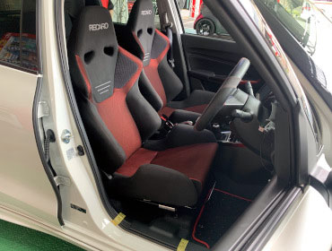 SUZUKI�@�X�C�t�g�X�|�[�c�@ZC33S�i2021�N�j�@�Ɂ@RECARO�i���J���j�@SR-6�@GK100S�@BK/RED�@�V�[�g�q�[�^�[�t���@�~���E�@����