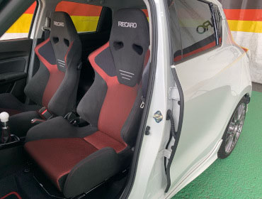 SUZUKI�@�X�C�t�g�X�|�[�c�@ZC33S�i2021�N�j�@�Ɂ@RECARO�i���J���j�@SR-6�@GK100S�@BK/RED�@�V�[�g�q�[�^�[�t���@�~���E�@����