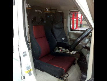 SUZUKI�@�G�u���B�o���@DA17V�i2015�N�j�@�Ɂ@RECARO�i���J���j�@SR-7F�@GK100�@BK/RED�@����