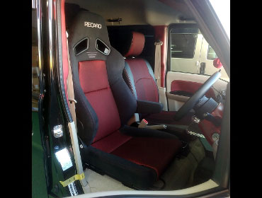 SUZUKI�@�G�u���B�@DA17V�i2019�N�j�@�Ɂ@RECARO�i���J���j�@SR-7F�@GK100�@BK/RED�@����