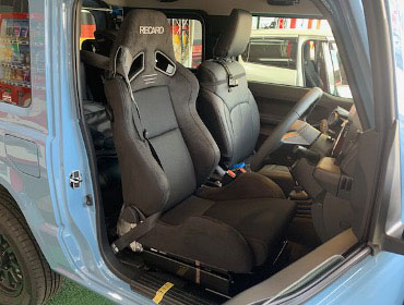 SUZUKI�@�W���j�[�@JB64W�i2022�N�j�@�Ɂ@RECARO�i���J���j�@SR-7�@GU100H�@BK�@�V�[�g�q�[�^�[�t���@����