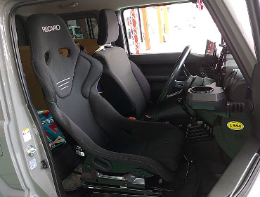 SUZUKI�@�W���j�[�@JB64W�i2023�N�j�@�Ɂ@RECARO�i���J���j�@TS-G�@GK�@BK/BK�@�V�[�g�q�[�^�[�t���@����