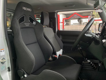 SUZUKI�@�W���j�[�V�G���@JB74�i2023�N�j�@�Ɂ@RECARO�i���J���j�@SR-7�@GK100H�@BK/BK�@�V�[�g�q�[�^�[�t���@����