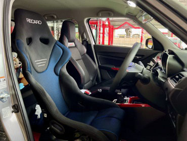 SUZUKI�@�X�C�t�g�X�|�[�c�@ZC33S�i2024�N�j�@�Ɂ@RECARO�i���J���j�@RS-G�@GK�@BK/�u���[�@����