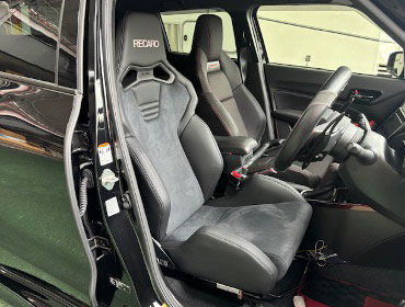 SUZUKI�@�X�C�t�g�X�|�[�c�@ZC33S�i2023�N�j�@�Ɂ@RECARO�i���J���j�@SR-S�@UT100�@BK�@����