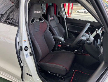 SUZUKI�@�X�C�t�g�X�|�[�c�@ZC33S�i2024�N�j�@�Ɂ@RECARO�i���J���j�@SR-C�@BK100H�@BK/RED�@�V�[�g�q�[�^�[�t���@����
