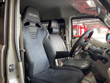 SUZUKI�@�G�u���B���S���@DA17W�i2025�N�j�@�Ɂ@RECARO�i���J���j�@SR-C�@UT100H�@A/R�@BK�@�V�[�g�q�[�^�[�t���@����