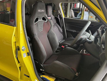 SUZUKI�@�X�C�t�g�X�|�[�c�@ZC33S�i2025�N�j�@�Ɂ@RECARO�i���J���j�@SR-S�@BK100H�@BK/RED�@�V�[�g�q�[�^�[�t���@����