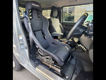 SUZUKI�@�W���j�[�@JB64�i2023�N�j�@�Ɂ@RECARO�i���J���j�@RSS�@BK H BK/BK�@�V�[�g�q�[�^�[�t���@����