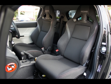 RECARO�i���J���V�[�g�j�@TOYOTA�@IQ�@NGJ10��RECARO�i���J���j�@SR-7F Lassic�i���V�b�N�j�@BK/RED�@RED�X�e�b�`�@�~2�r�@����