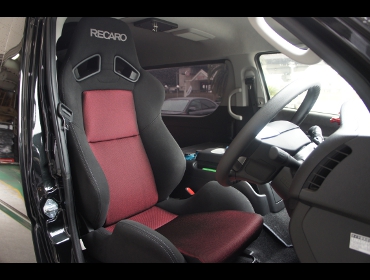 RECARO�i���J���V�[�g�j�@TOYOTA�@�n�C�G�[�X�@200�n��RECARO�i���J���j�@SR-7 SK100 BK/RED�@�~2�r�@����