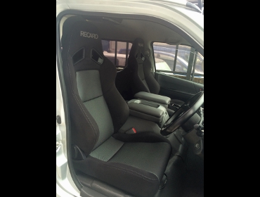 RECARO�i���J���V�[�g�j�@TOYOTA�@�n�C�G�[�X200�n�@1�^���C�h�~�h�����[�t�Ƀ��J���@SR-7F SK100�@BK/SIL�@�~2�r�@����