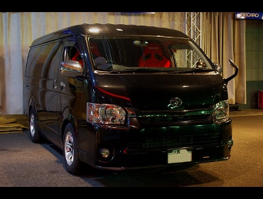 TOYOTA�@�n�C�G�[�X200�n�Ƀ��J���V�[�g����